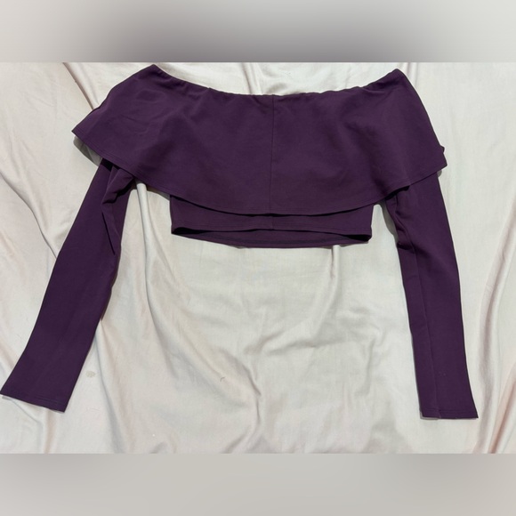 Off the shoulder long sleeve crop top✨ - Picture 3 of 4